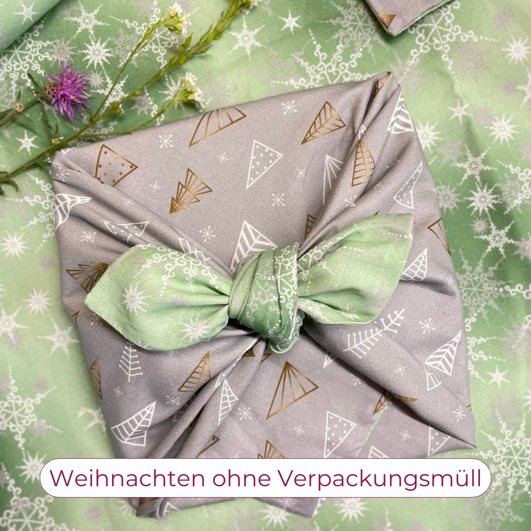 Furoshiki Weihnachten aus hochwertiger Baumwolle, Furoshiki mit Schneeflocken und Weihnachtsbäumen, Furoshiki doppelseitig Weihnachten, nachhaltig Geschenke verpacken, Furoshiki, Schenken ohne Müll, Furoshiki Tuch, Furoshiki Anleitung, Furoshiki Weihnachten, Furoshiki mit Weihnachtsmotiv