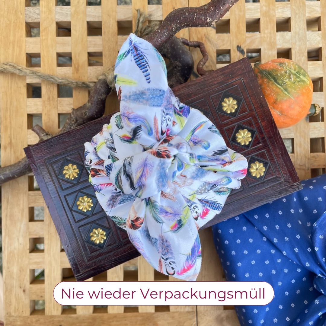 Furoshiki, Furoshiki Tuch, Furoshiki mit bunten Federn, gift Wrap, Gift Wrapping, sustainable, sustainable wrapping, Geschenktuch, less waste, zero waste Schenken, nachhaltige Geschenkverpackung, Stoff Geschenkverpackung, Schenken ohne Müll, Gift for her, Geschenk für die Frau