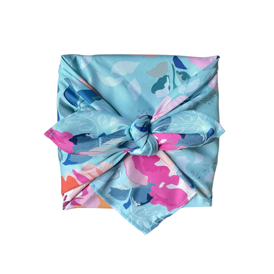 Furoshiki Florenza, Furoshiki cloth, Furoshiki Frühling, Furoshiki Sommer, Furoshiki Anleitungen zum nachmachen, wiederverwendbares Geschenkpapier, Geschenkverpackung aus Stoff, Alternative zum Geschenkpapier, nachhaltig Schenken ohne Papier, umweltbewusst schenken, Furoshiki Tuch, Furoshiki mit großen Blumen, wiederverwendbares Geschenkpapier, Geschenktuch, Furoshiki Tuch