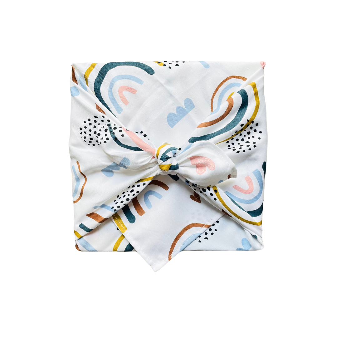 Furoshiki, Furoshiki Kindermotiv, Furoshiki Regenbogen, nachhaltige Geschenkverpackung, Geschenpapier Kinder, nachhaltig schenken Kinder, geschenkverpackung aus Stoff, Furoshiki Regenbogen, wiederverwendbares Geschenkpapier, nachhaltiges Geschenkpapier
