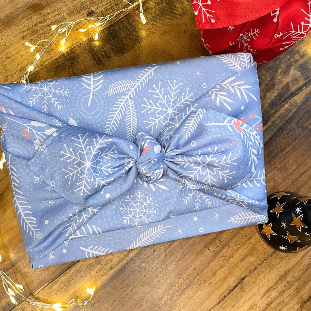 Furoshiki, Furoshiki Weihnachten, Christmas gift wrap, Geschenkverpackung aus Stoff, Schneeflocken, Furoshiki Set, Furoshiki blau mit Schneeflocken und Tannenzweigen, nachhaltige Geschenkverpackung, zero waste schenken, wiederverwendbares Geschenkpapier,