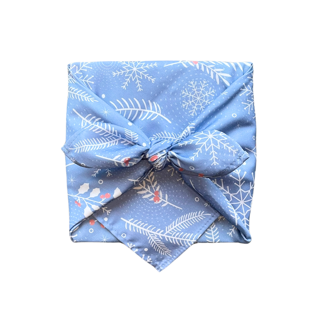 Furoshiki, Furoshiki Weihnachten, Christmas gift wrap, Geschenkverpackung aus Stoff, Schneeflocken, Furoshiki Set, Furoshiki blau mit Schneeflocken und Tannenzweigen, nachhaltige Geschenkverpackung, zero waste schenken, wiederverwendbares Geschenkpapier,