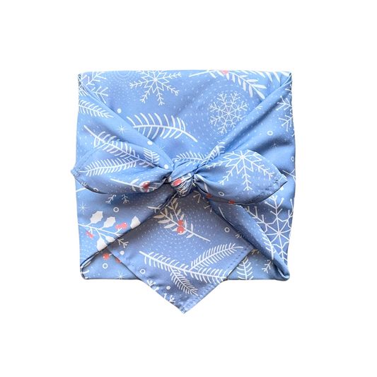 Furoshiki, Furoshiki Weihnachten, Christmas gift wrap, Geschenkverpackung aus Stoff, Schneeflocken, Furoshiki Set, Furoshiki blau mit Schneeflocken und Tannenzweigen, nachhaltige Geschenkverpackung, zero waste schenken, wiederverwendbares Geschenkpapier,