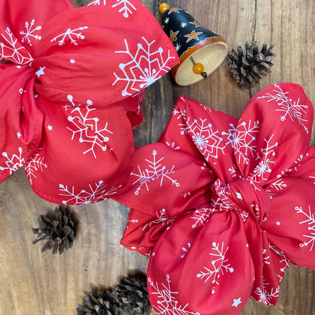 Furoshiki, Furoshiki Weihnachten rot, Christmas gift wrap, Geschenkverpackung aus Stoff, Schneeflocken, Furoshiki Set, Furoshiki rot mit Schneeflocken, nachhaltige Geschenkverpackung, zero waste schenken, wiederverwendbares Geschenkpapier