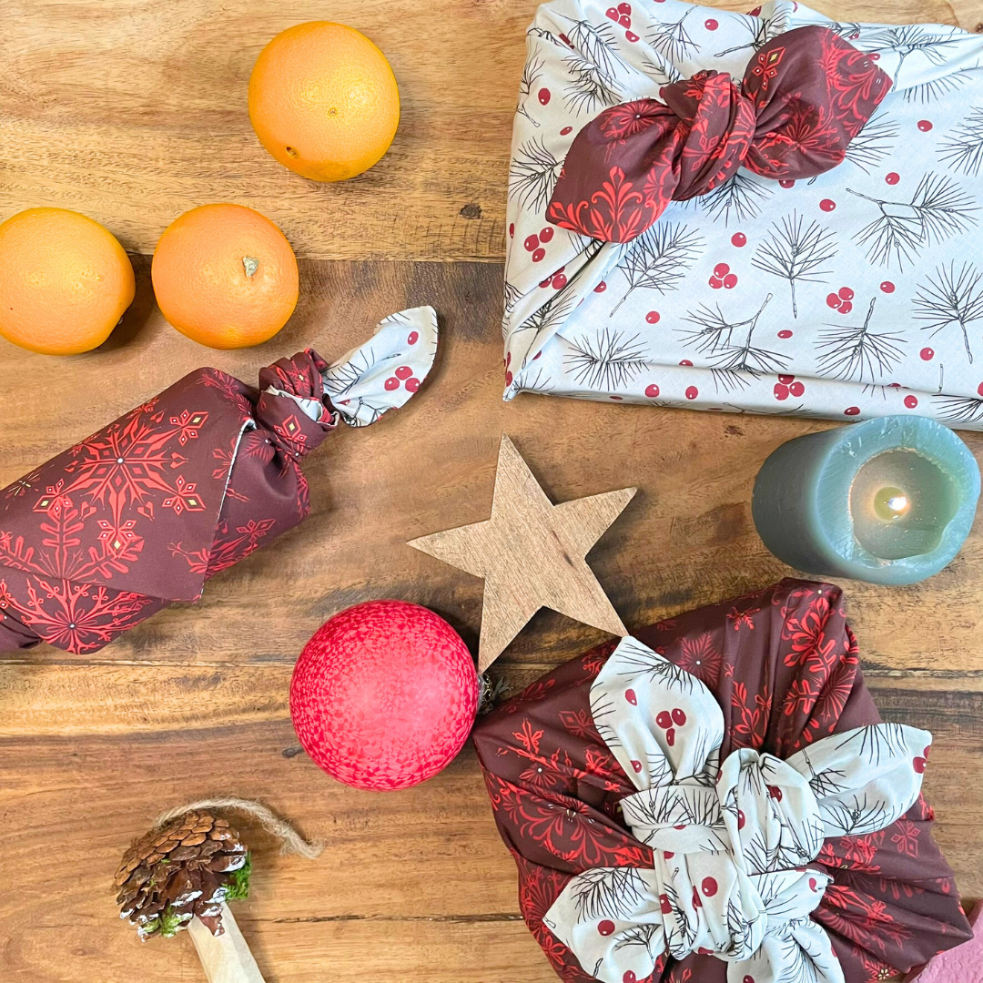 Furoshiki, Furoshiki doppelseitig Weihnachten, Christmas gift wrap, Geschenkverpackung aus Stoff, Furoshiki mit Schneeflocken rot, Geschenke, Tannenzweige und rote Misteln, nachhaltige Geschenkverpackung, zero waste schenken, wiederverwendbares Geschenkpapier, Furoshiki Set Weihnachten, gift wrapping