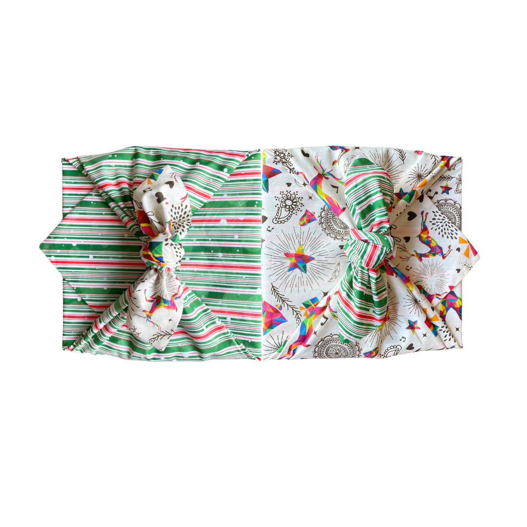 Furoshiki, Furoshiki doppelseitig Weihnachten, Christmas gift wrap, Geschenkverpackung aus Stoff, Furoshiki mit Rentiere, Geschenke, Glocken und Sterne, und auf der Rückseite elegant gestreift mit grün, weiß und rot, nachhaltige Geschenkverpackung, zero waste schenken, wiederverwendbares Geschenkpapier, Furoshiki Set Weihnachten