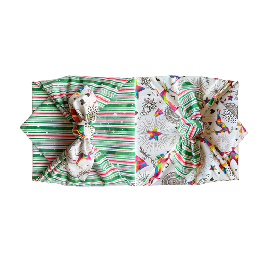 Furoshiki, Furoshiki doppelseitig Weihnachten, Christmas gift wrap, Geschenkverpackung aus Stoff, Furoshiki mit Rentiere, Geschenke, Glocken und Sterne, und auf der Rückseite elegant gestreift mit grün, weiß und rot, nachhaltige Geschenkverpackung, zero waste schenken, wiederverwendbares Geschenkpapier, Furoshiki Set Weihnachten