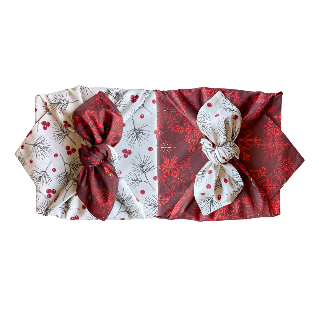 Furoshiki, Furoshiki doppelseitig Weihnachten, Christmas gift wrap, Geschenkverpackung aus Stoff, Furoshiki mit Schneeflocken rot, Geschenke, Tannenzweige und rote Misteln, nachhaltige Geschenkverpackung, zero waste schenken, wiederverwendbares Geschenkpapier, Furoshiki Set Weihnachten, gift wrapping