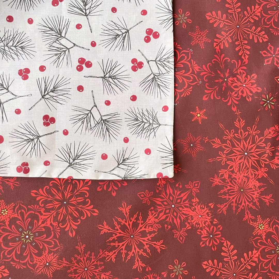 Furoshiki, Furoshiki doppelseitig Weihnachten, Christmas gift wrap, Geschenkverpackung aus Stoff, Furoshiki mit Schneeflocken rot, Geschenke, Tannenzweige und rote Misteln, nachhaltige Geschenkverpackung, zero waste schenken, wiederverwendbares Geschenkpapier, Furoshiki Set Weihnachten, gift wrapping