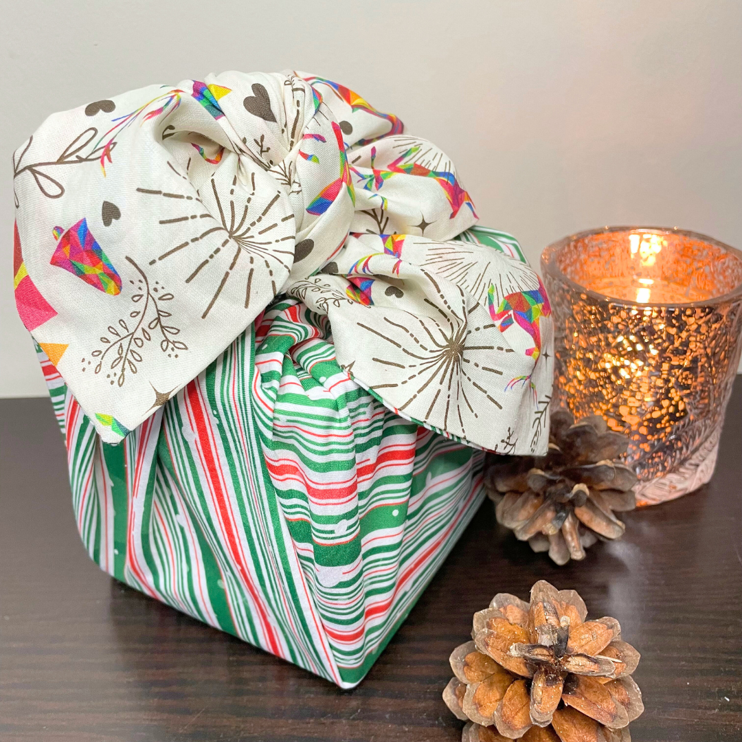 Furoshiki, Furoshiki doppelseitig Weihnachten, Christmas gift wrap, Geschenkverpackung aus Stoff, Furoshiki mit Rentiere, Geschenke, Glocken und Sterne, und auf der Rückseite elegant gestreift mit grün, weiß und rot, nachhaltige Geschenkverpackung, zero waste schenken, wiederverwendbares Geschenkpapier, Furoshiki Set Weihnachten