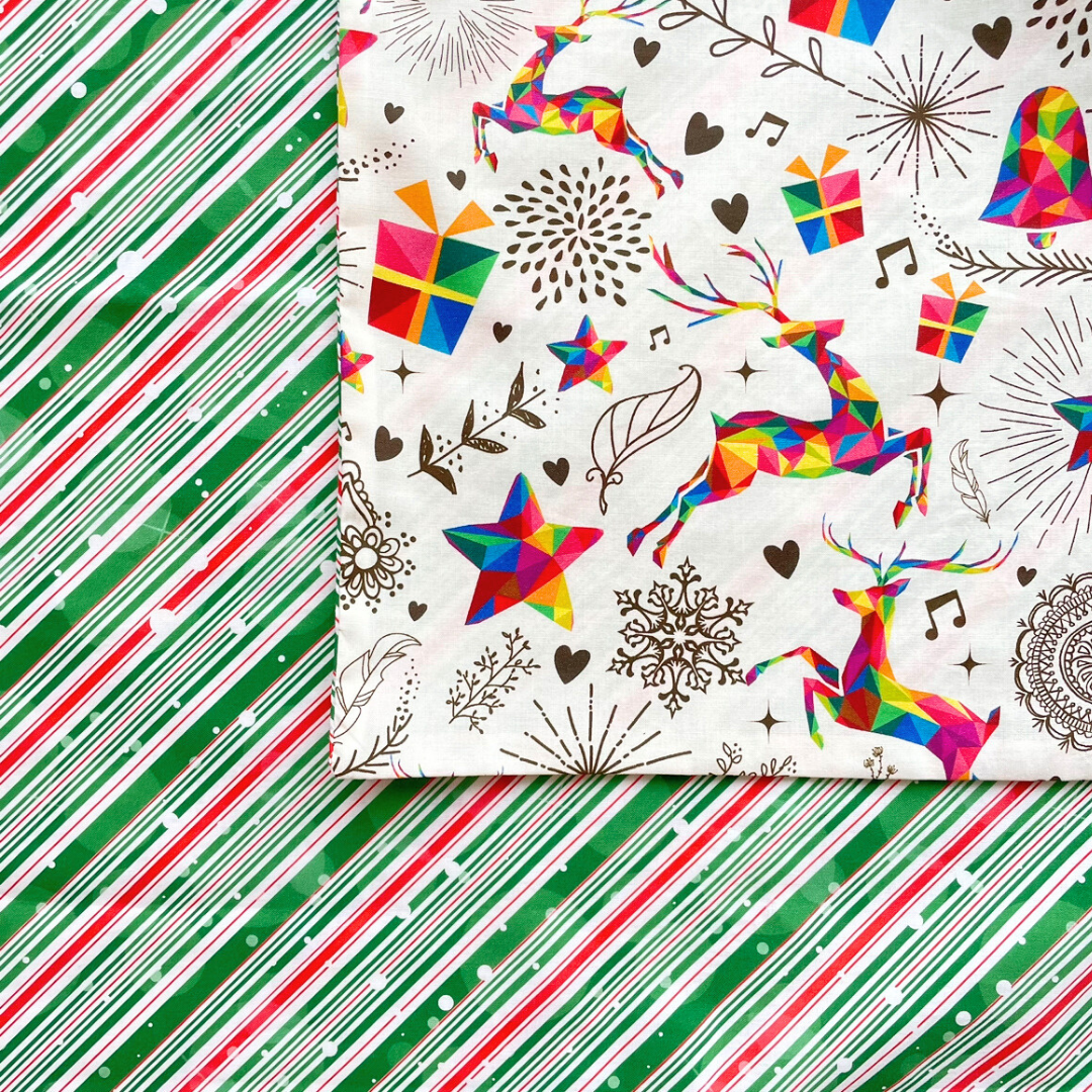 Furoshiki, Furoshiki doppelseitig Weihnachten, Christmas gift wrap, Geschenkverpackung aus Stoff, Furoshiki mit Rentiere, Geschenke, Glocken und Sterne, und auf der Rückseite elegant gestreift mit grün, weiß und rot, nachhaltige Geschenkverpackung, zero waste schenken, wiederverwendbares Geschenkpapier, Furoshiki Set Weihnachten