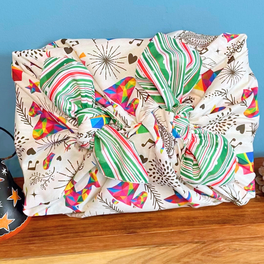Furoshiki, Furoshiki doppelseitig Weihnachten, Christmas gift wrap, Geschenkverpackung aus Stoff, Furoshiki mit Rentiere, Geschenke, Glocken und Sterne, und auf der Rückseite elegant gestreift mit grün, weiß und rot, nachhaltige Geschenkverpackung, zero waste schenken, wiederverwendbares Geschenkpapier, Furoshiki Set Weihnachten