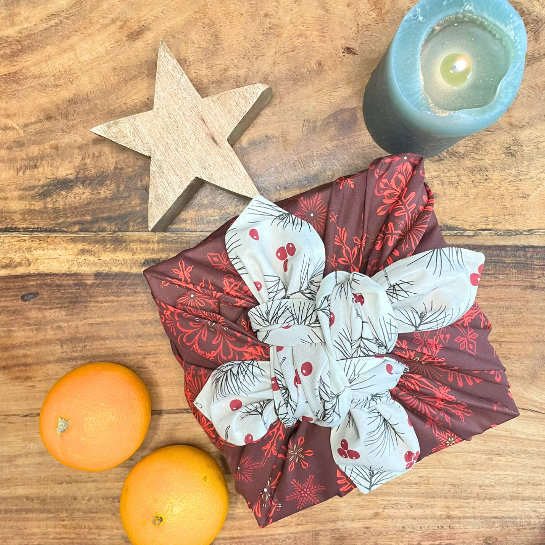 Furoshiki, Furoshiki doppelseitig Weihnachten, Christmas gift wrap, Geschenkverpackung aus Stoff, Furoshiki mit Schneeflocken rot, Geschenke, Tannenzweige und rote Misteln, nachhaltige Geschenkverpackung, zero waste schenken, wiederverwendbares Geschenkpapier, Furoshiki Set Weihnachten, gift wrapping