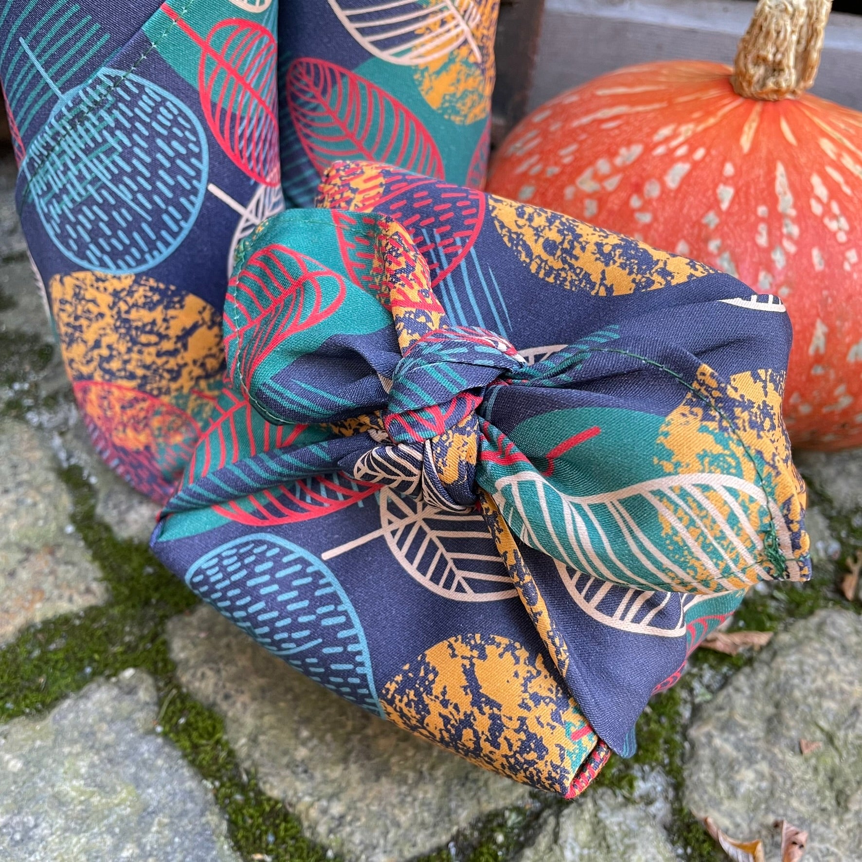 Furoshiki, Furoshiki Herbst, nachhaltige Geschenkverpackung, Geschenkverpackung aus Stoff, Furoshiki Tuch, wiederverwendbare Verpackung, wiederverwendbares Geschenkpapier, nachhaltig Schenken, nachhalig verpacken, zero Waste Geschenkverpackung, Geschenktuch, zero waste schenken, Furoshiki cloth, Furoshiki Set