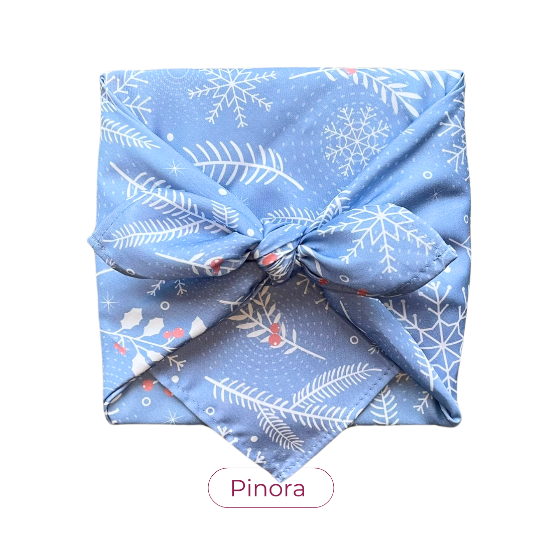 Furoshiki, Furoshiki Weihnachten, Christmas gift wrap, Geschenkverpackung aus Stoff, Schneeflocken, Furoshiki Set, Furoshiki blau mit Schneeflocken und Tannenzweigen, nachhaltige Geschenkverpackung, zero waste schenken, wiederverwendbares Geschenkpapier,