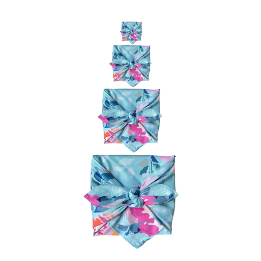 Furoshiki Florenza, Furoshiki cloth, Furoshiki Frühling, Furoshiki Sommer, Furoshiki Anleitungen zum nachmachen, wiederverwendbares Geschenkpapier, Geschenkverpackung aus Stoff, Alternative zum Geschenkpapier, nachhaltig Schenken ohne Papier, umweltbewusst schenken, Furoshiki Tuch, Furoshiki mit großen Blumen, wiederverwendbares Geschenkpapier, Geschenktuch, Furoshiki Tuch