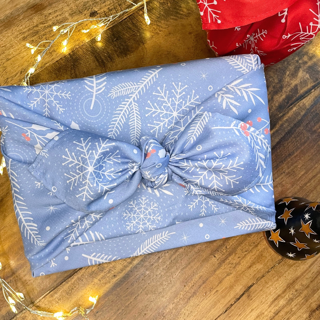 Furoshiki, Furoshiki Weihnachten, Christmas gift wrap, Geschenkverpackung aus Stoff, Schneeflocken, Furoshiki Set, Furoshiki blau mit Schneeflocken und Tannenzweigen, nachhaltige Geschenkverpackung, zero waste schenken, wiederverwendbares Geschenkpapier, Furoshiki Set Weihnachten