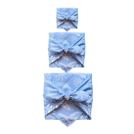 Furoshiki, Furoshiki Weihnachten, Christmas gift wrap, Geschenkverpackung aus Stoff, Schneeflocken, Furoshiki Set, Furoshiki blau mit Schneeflocken und Tannenzweigen, nachhaltige Geschenkverpackung, zero waste schenken, wiederverwendbares Geschenkpapier, Furoshiki Set Weihnachten